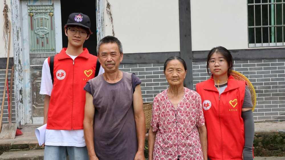 7：图为团队队员与老兵合影.jpg