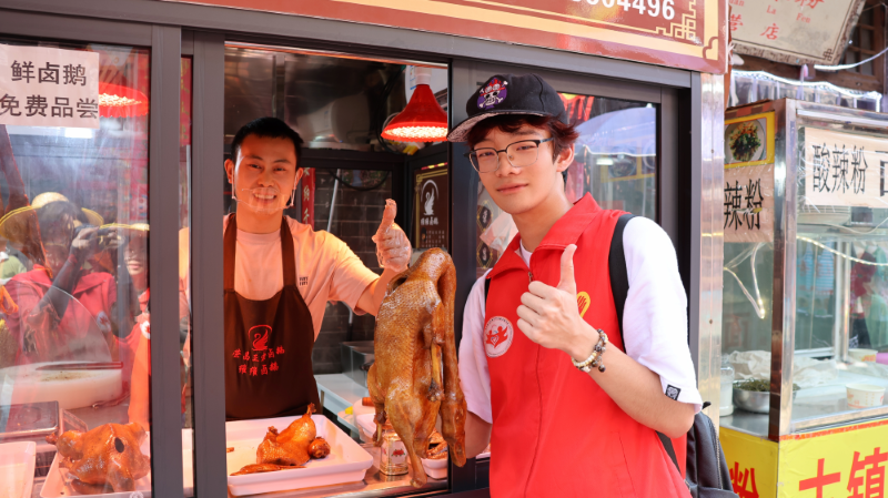 9：图为团队队员直播古镇商铺美食.png