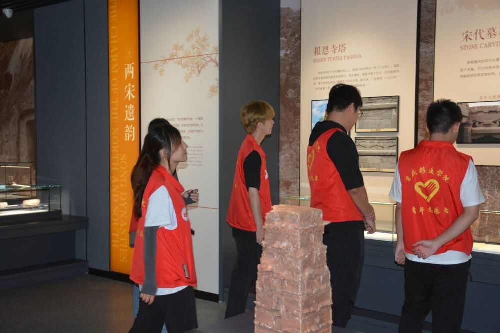 4：图为团队队员参观文化展品.jpg