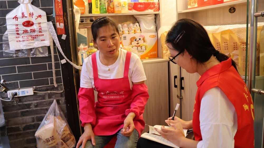7：图为团队队员采访麻饼制作人.jpg