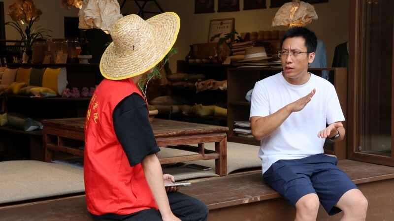 5：图为团队成员与夏布非遗传承人交流.jpg