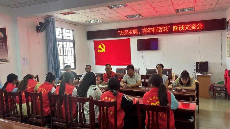 11：图为团队成员开展座谈交流会.jpg