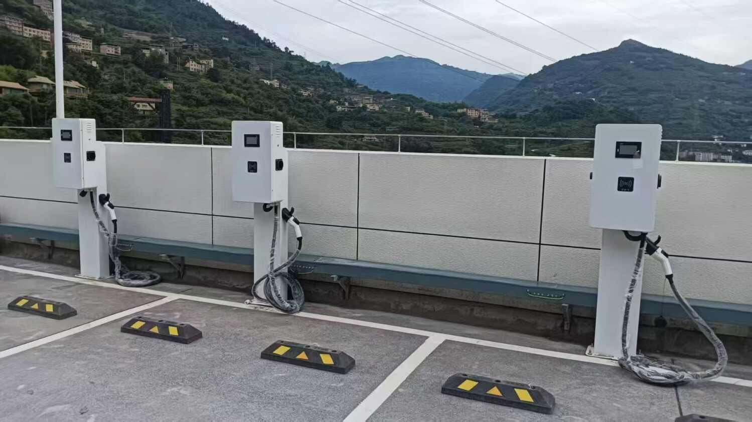 40kw新款充电桩安装现场白色.jpg